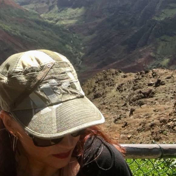 Profile Picture of Helena k Brokes (@helenakb) on Poshmark