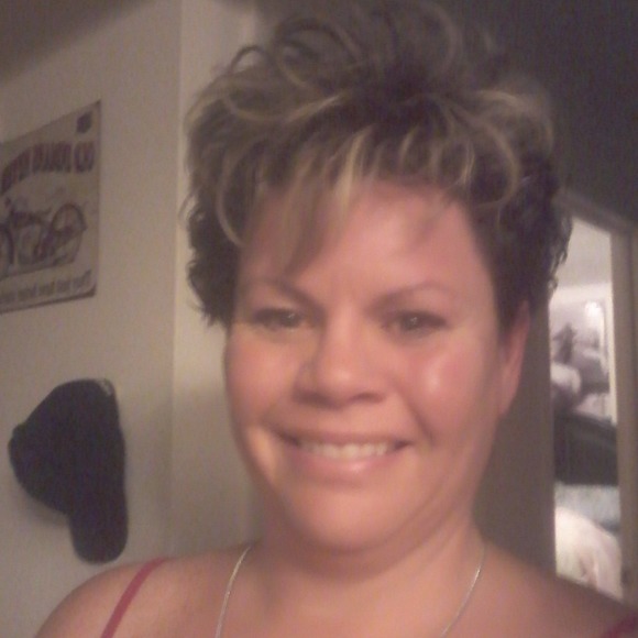 Profile Picture of Andrea Case (@andeecase44) on Poshmark