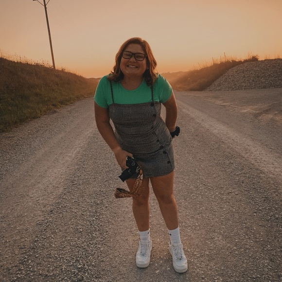 Profile Picture of Abigale Sleezer (@abbysleezer) on Poshmark