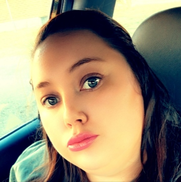 Profile Picture of Kimberly Steele (@kimsteele_27) on Poshmark