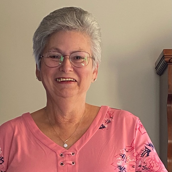 Profile Picture of Connie Wellbaum (@conniewellbaum) on Poshmark