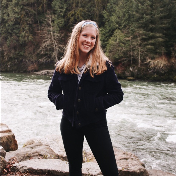 Profile Picture of Shelby Bauer (@shelbykendall7) on Poshmark