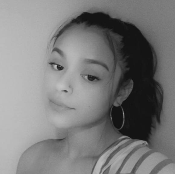 Profile Picture of Lizeth Gonzalez (@lizethgonzal399) on Poshmark