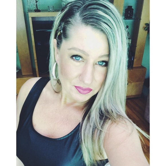 Profile Picture of Lisa Anfield (@lanfield74) on Poshmark
