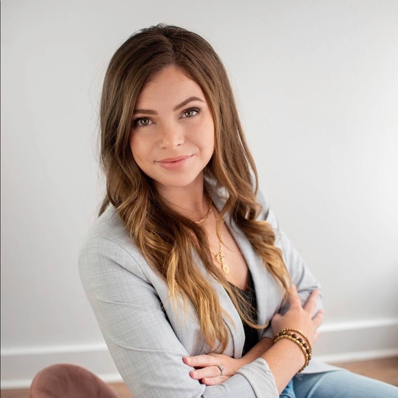 Profile Picture of Zoie Boaz (@zdoolin) on Poshmark