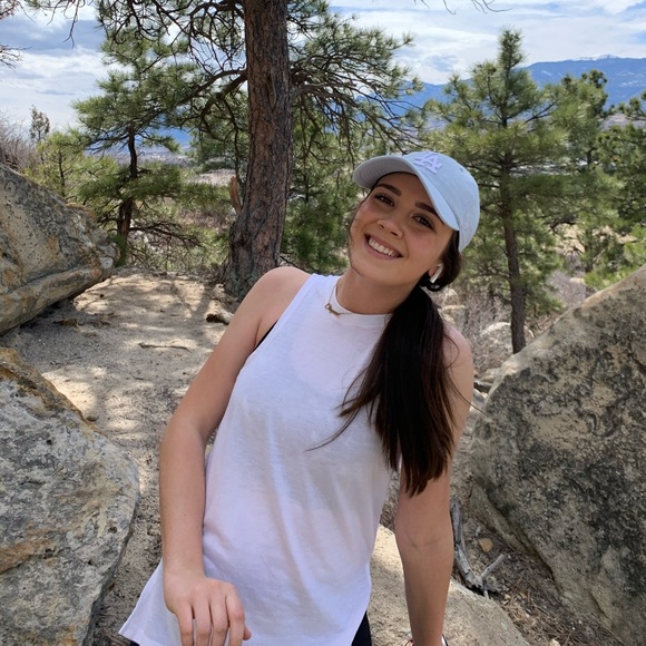 Profile Picture of Cheyenne Simpson (@cheyenneleigh05) on Poshmark