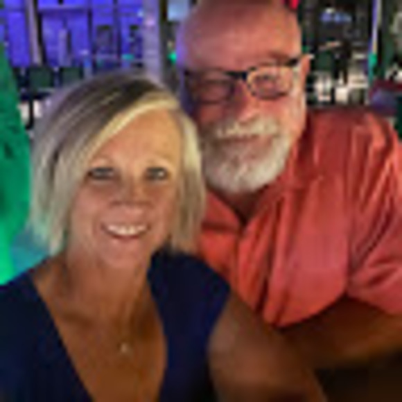 Profile Picture of Rhonda Obenhaus (@robenhaus80) on Poshmark