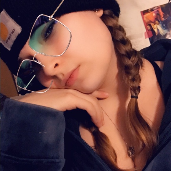 Profile Picture of Emily Travis (@emilymarie819) on Poshmark