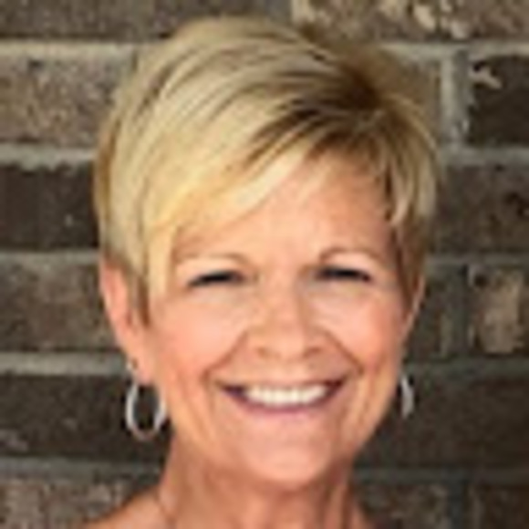 Profile Picture of Linda Henderson (@lhenders87) on Poshmark