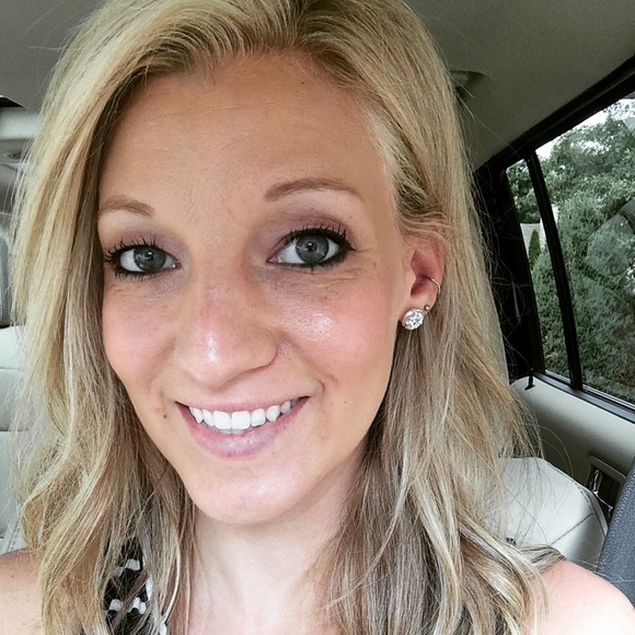 Profile Picture of Lauren Niehoff (@laurenn162) on Poshmark