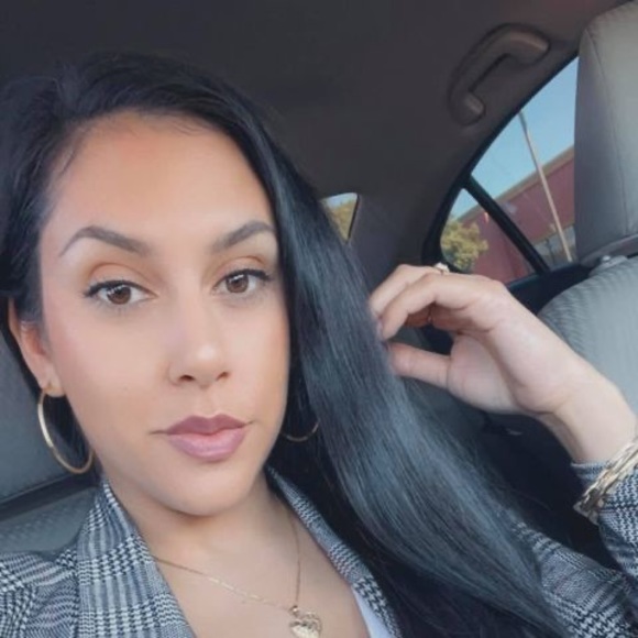 Profile Picture of Iris Ramos (@ramosi724) on Poshmark