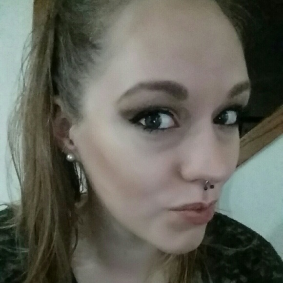 Profile Picture of Holly Stoeger (@hollyham34) on Poshmark