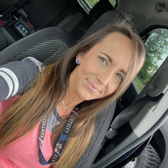 Profile Picture of Mary Jozefowicz (@mjozefowicz) on Poshmark