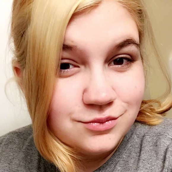 Profile Picture of Amanda Starcher (@amanda1234443) on Poshmark