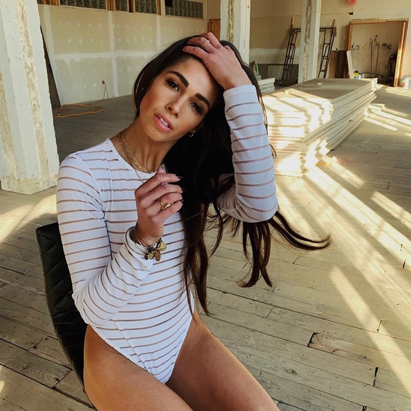 Profile Picture of Danielle Cowart (@danielle_cowart) on Poshmark