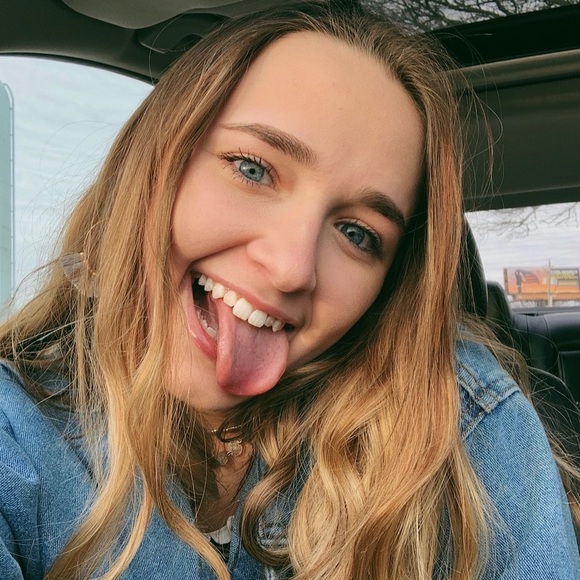 Profile Picture of Lauryn Auderer (@laurynauderer) on Poshmark