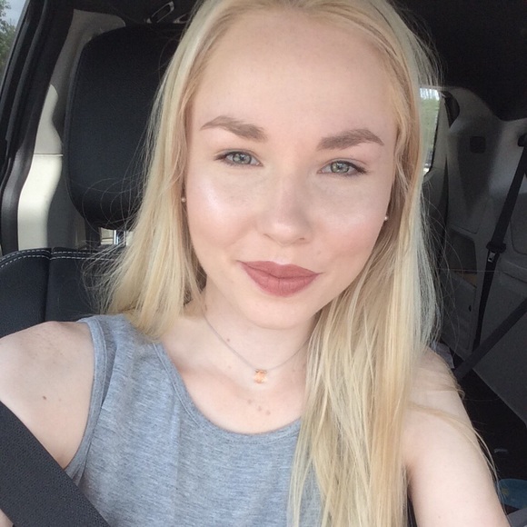 Profile Picture of Amanda Peroutka (@amanda_peroutka) on Poshmark