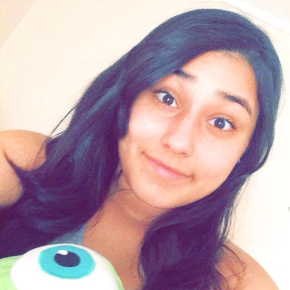Profile Picture of Samantha Guereca (@s_guereca) on Poshmark