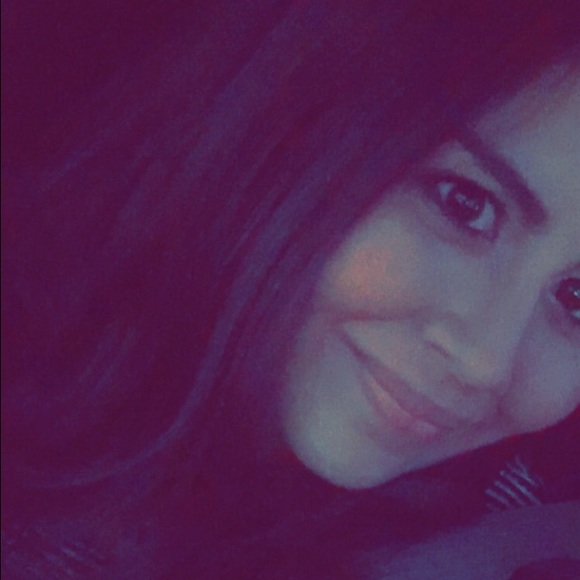 Profile Picture of Ana Bautista (@anabautista16) on Poshmark