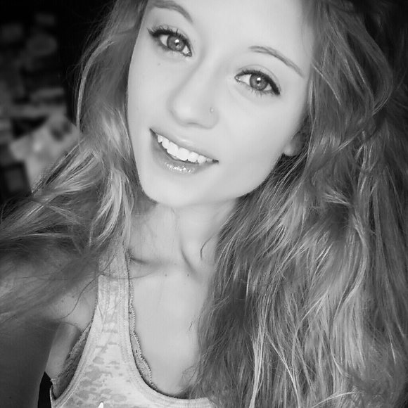 Profile Picture of Alexandra Estep (@alexandraestep) on Poshmark