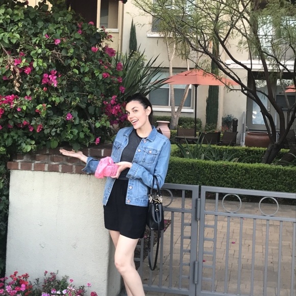 Profile Picture of Stephani Carlson (@stephanicarlson) on Poshmark