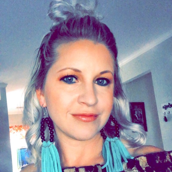 Profile Picture of Arica Flores (@aricadf37) on Poshmark