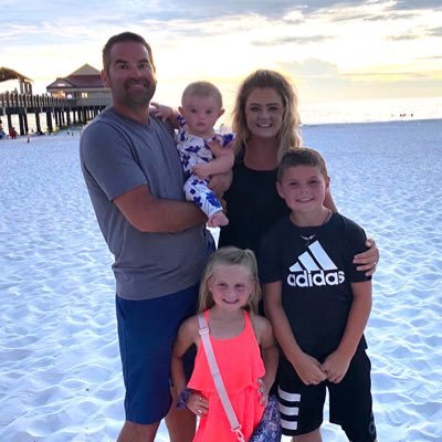 Profile Picture of Meg Sullivan (@lawremeg) on Twitter