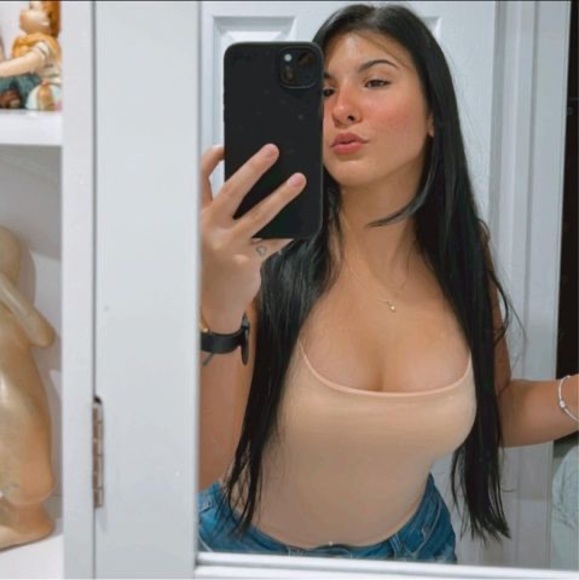 Profile Picture of Claudia Ramirez (@claudiaramir577) on Poshmark