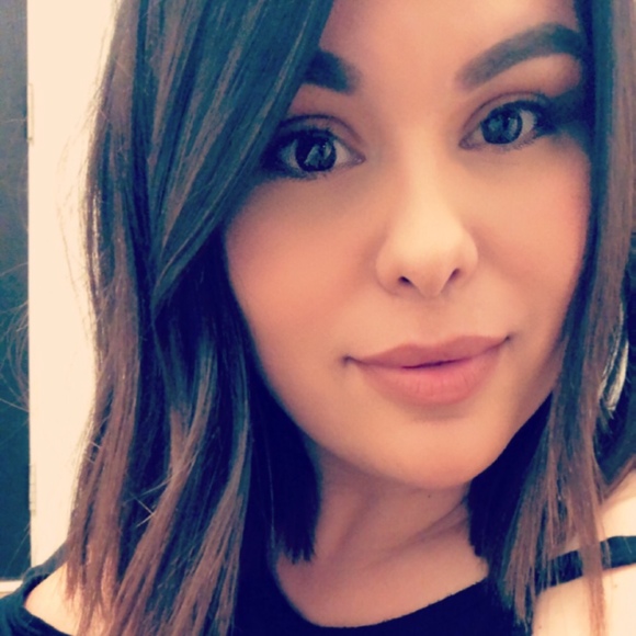 Profile Picture of Corylynn New (@notaveragemama) on Poshmark
