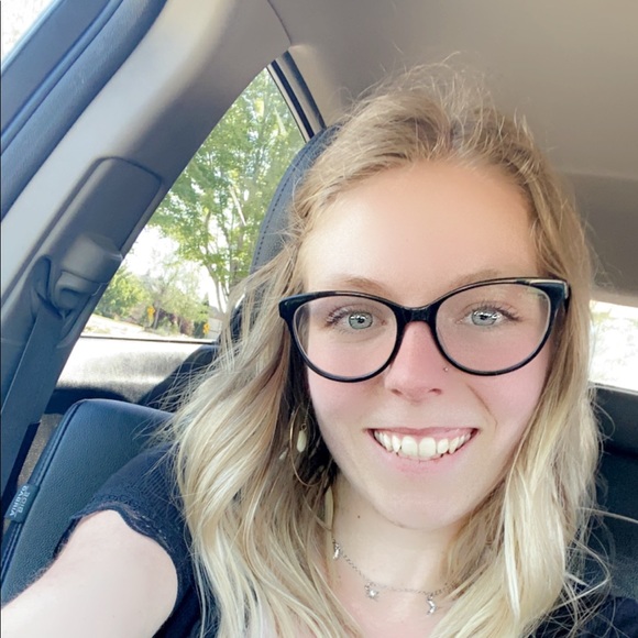 Profile Picture of Sandy Dallavis (@sandy_dallavis) on Poshmark