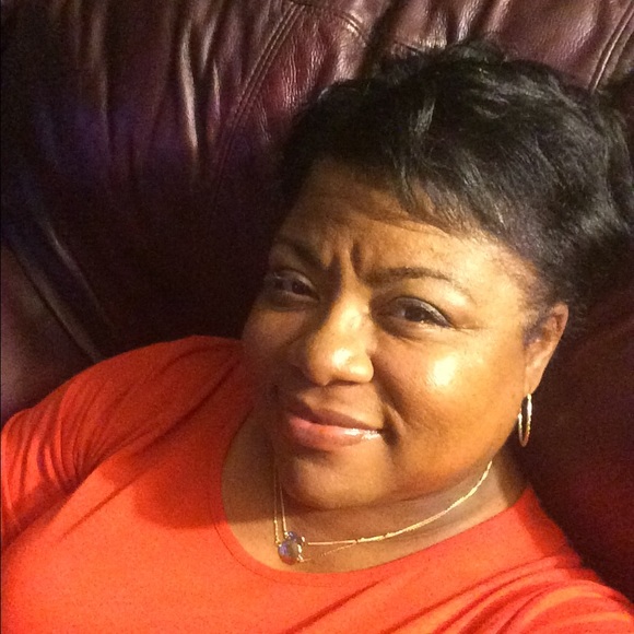 Profile Picture of Meschelle James (@schelle16) on Poshmark