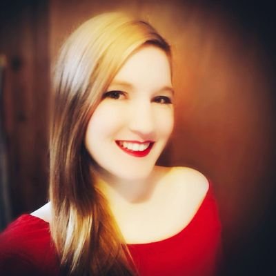 Profile Picture of Vivian Quinn (@VivianQuinnRH) on Twitter