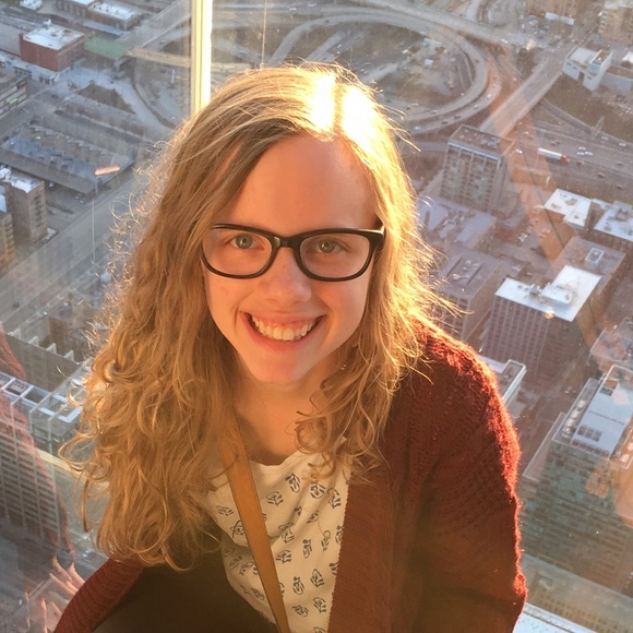 Profile Picture of Elizabeth Gschwend (@elgschwe) on Poshmark