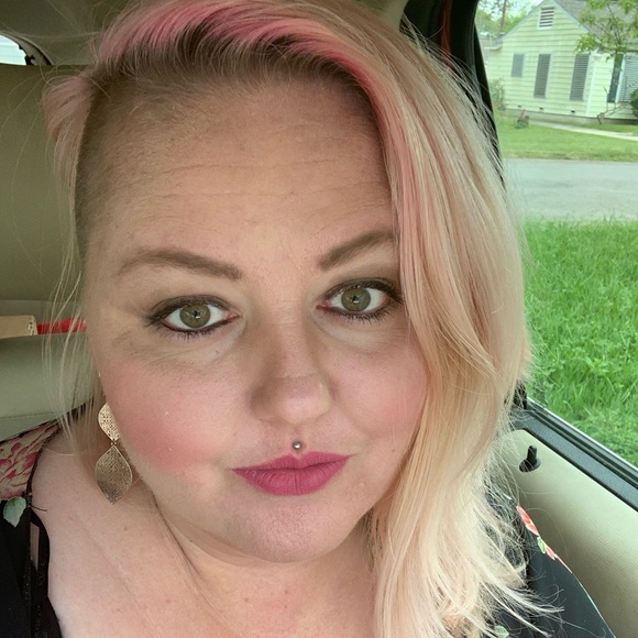 Profile Picture of Ginger Wallace (@gingerella777) on Poshmark