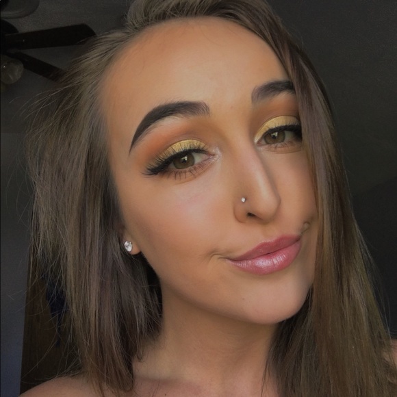 Profile Picture of Emma Caperton (@emmacaperton27) on Poshmark