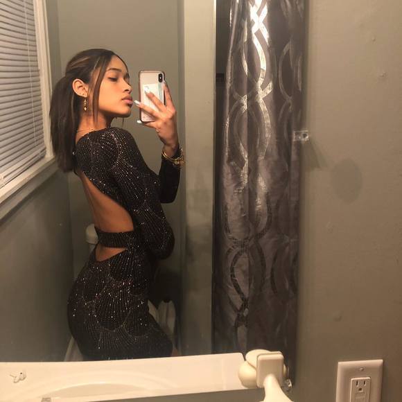 Profile Picture of Brunella D (@___brunella___) on Poshmark