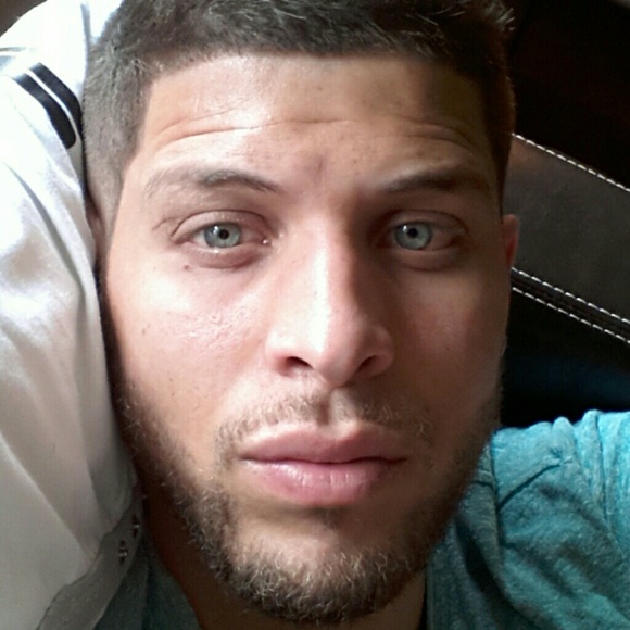 Profile Picture of Jeremiah Hull (@jeroids10) on Poshmark