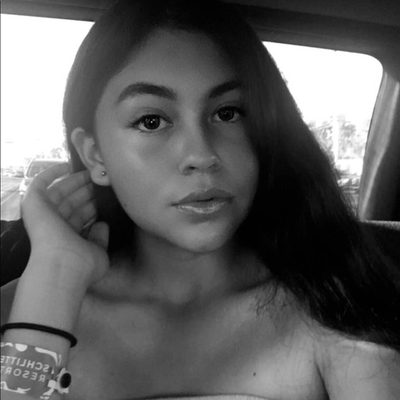 Profile Picture of Lily Andrade (@lilyandradee) on Poshmark