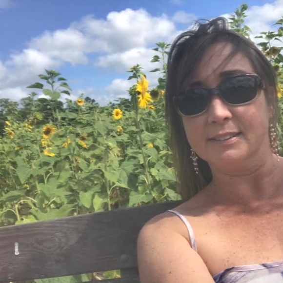 Profile Picture of Jennifer Jen jen (@jenniferjenjen2) on Poshmark