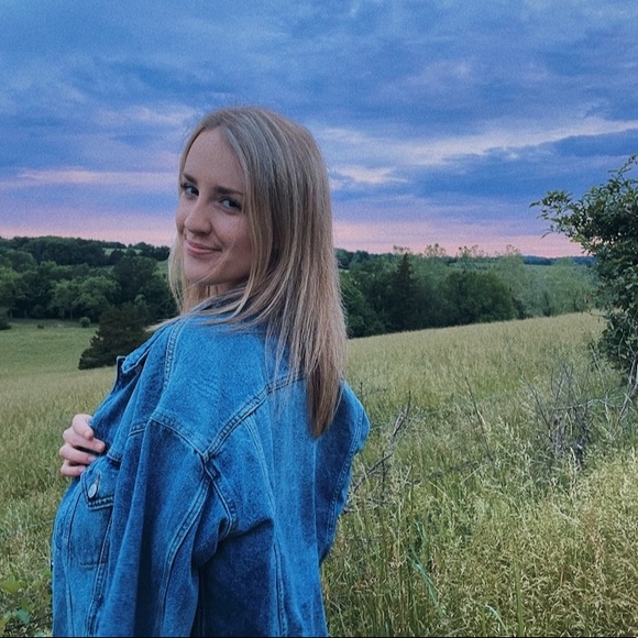Profile Picture of Kaitlyn Schlup (@kmschlup) on Poshmark