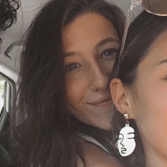 Profile Picture of Lucy Sommer (@lucy_sommer) on Poshmark