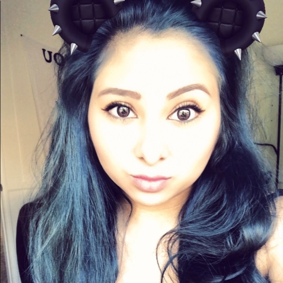 Analyse Mutter - Poshmark Profile Picture of Analyse Mutter (@amutter215) on Poshmark