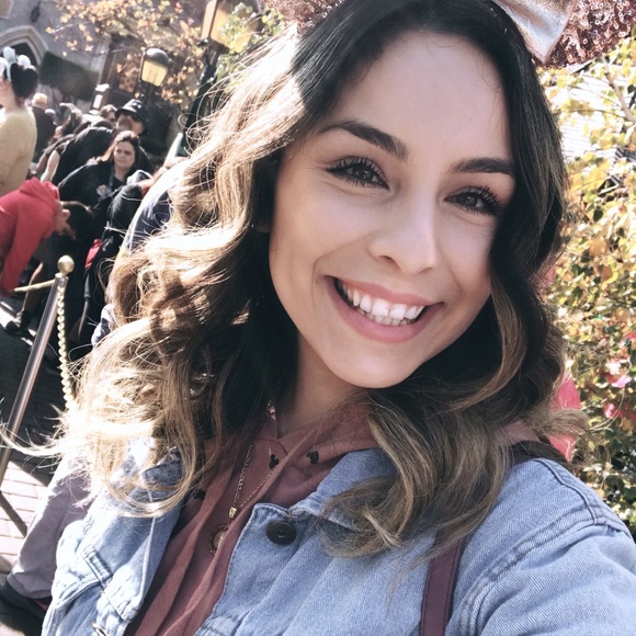 Profile Picture of Claudia Ramirez (@claudia2bb) on Poshmark