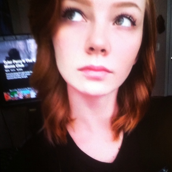 Profile Picture of Carly Sampson (@carlysunshine11) on Poshmark