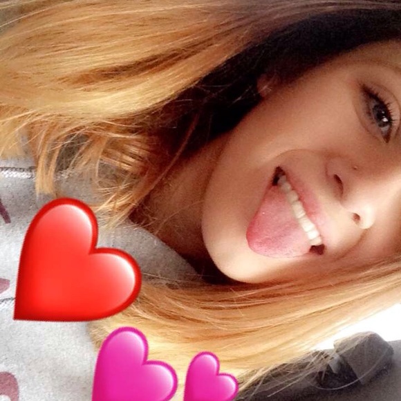 Profile Picture of Danielle Brandt (@bbabe_smile) on Poshmark
