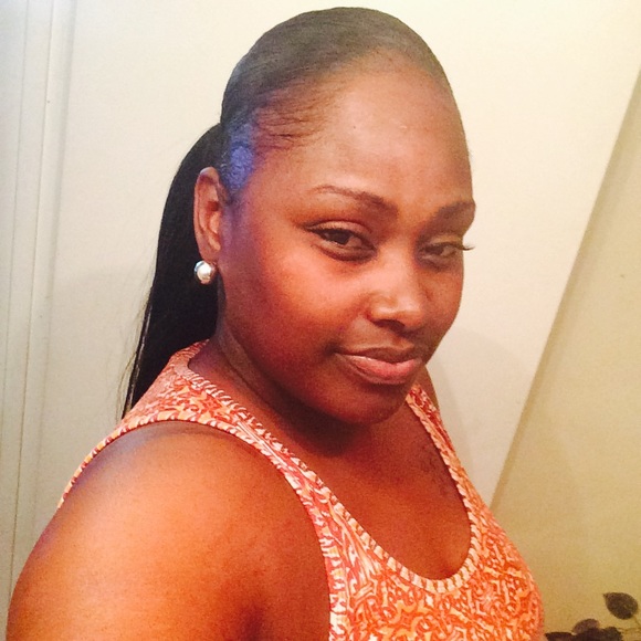 Profile Picture of Lavonda Williams (@lvdwms) on Poshmark