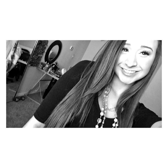 Profile Picture of Hannah Gnader (@hannah_gnader) on Poshmark