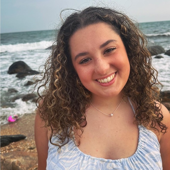 Profile Picture of Mackenzie Depietro (@mackenzied0105) on Poshmark