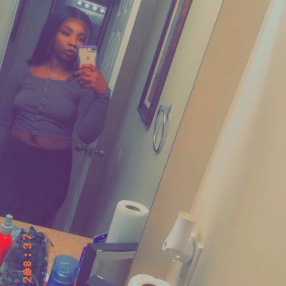 Profile Picture of Yvette Key (@bkeys2323) on Poshmark
