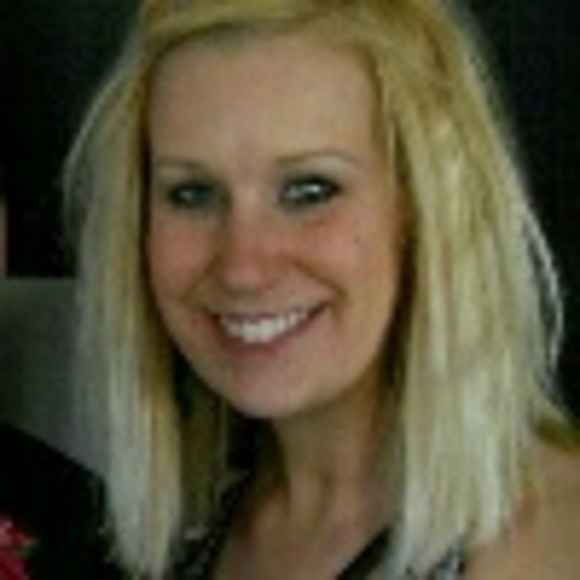 Profile Picture of Loren Hernandez (@lorenalece) on Poshmark